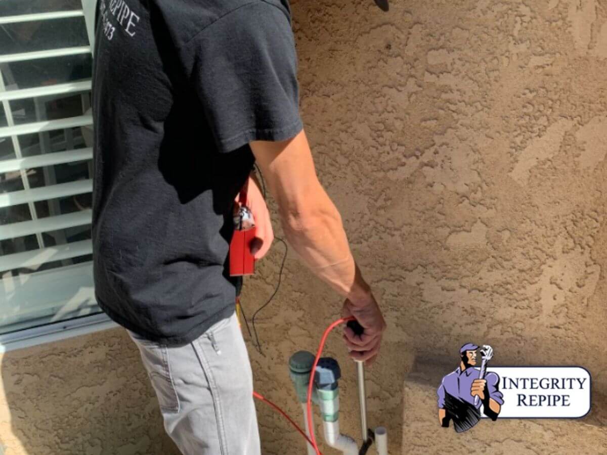 Integrity Repipes professionals perfoms a plubing inspection to detect leaks